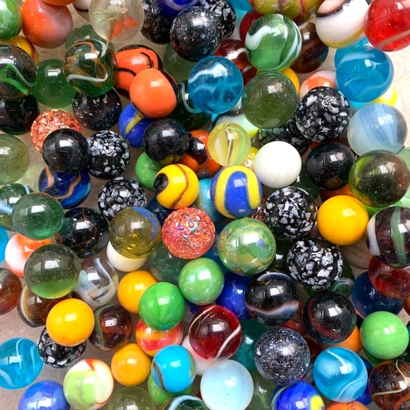 Un mélange coloré de billes en verre de 12 à 18 mm