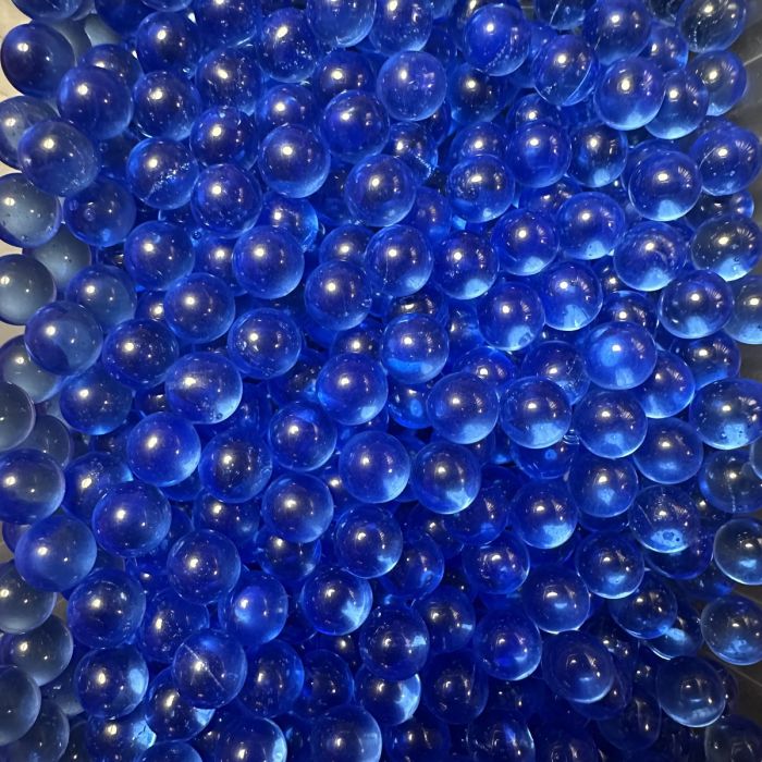 Bleu 8mm : petites billes en verre bleu translucide