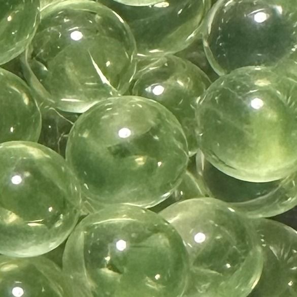 Péridot 10mm : petite bille en verre vert clair translucide