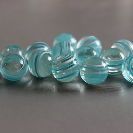 Glaçon 16mm : bille en verre transparent à rayures bleu clair et blanches