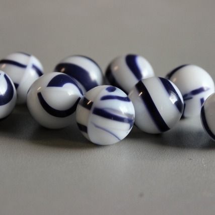 Matelot 16mm : bille en verre blanc à larges bandes bleu foncé