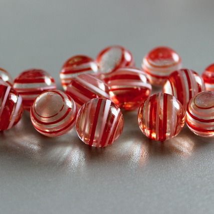 Sucre d’orge 16mm : bille en verre rose transparent à rayures rouges et blanches