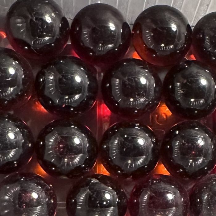 Rubis 25mm : bille en verre rouge foncé translucide