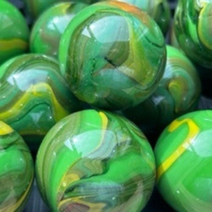 Armée 42mm : grosses billes en verre vert opaque à filets jaunes et vert foncé