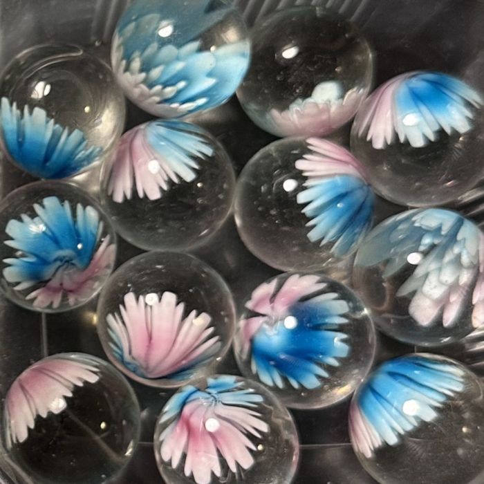 Fleuri bleu-rose 25mm : bille faite main en verre clair, fleur bleu et rose