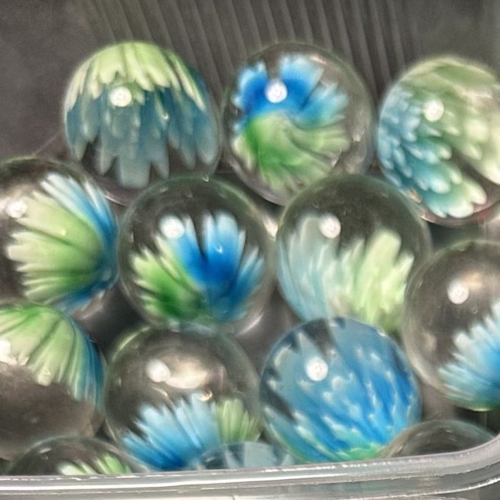 Fleuri vert-bleu 25mm : bille faite main en verre clair, fleur vert et bleu