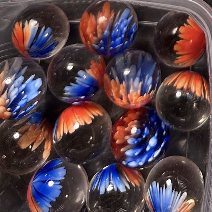 Fleuri orange-bleu 25mm : bille faite main en verre clair, fleur orange et bleu