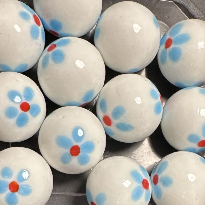 Printemps blanc-bleu clair 25mm : bille faite main en verre blanc avec de petites fleurs bleu clair au cœur rouge