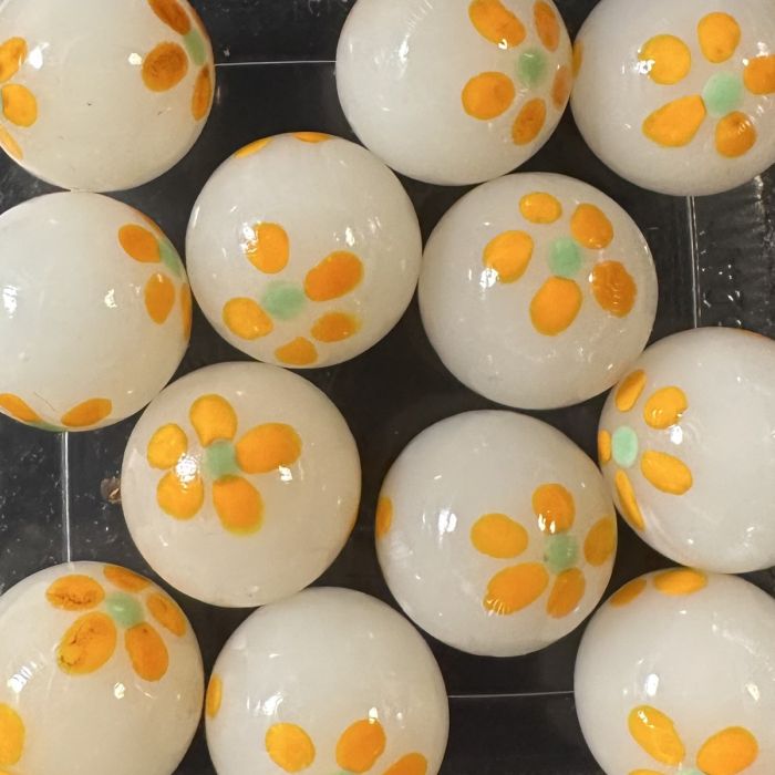 Printemps blanc-orange 25mm : bille faite main en verre blanc laiteux avec de petites fleurs orange au cœur vert clair