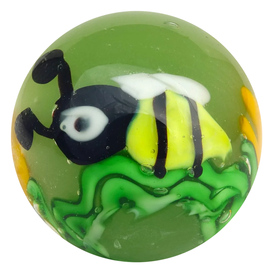Abeille 22mm : bille faite main avec une abeille dans du verre vert