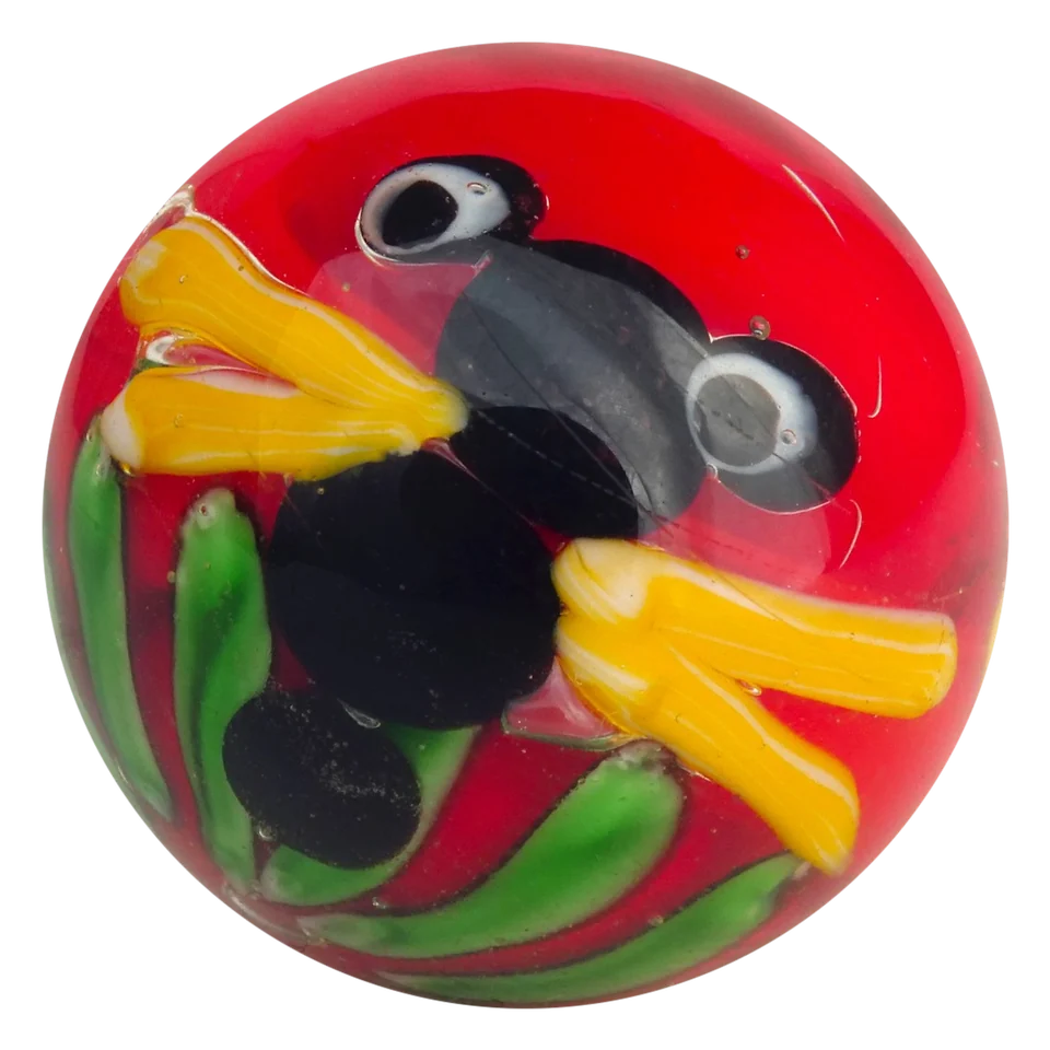 Libellule 22mm : bille faite main avec une libellule dans du verre rouge