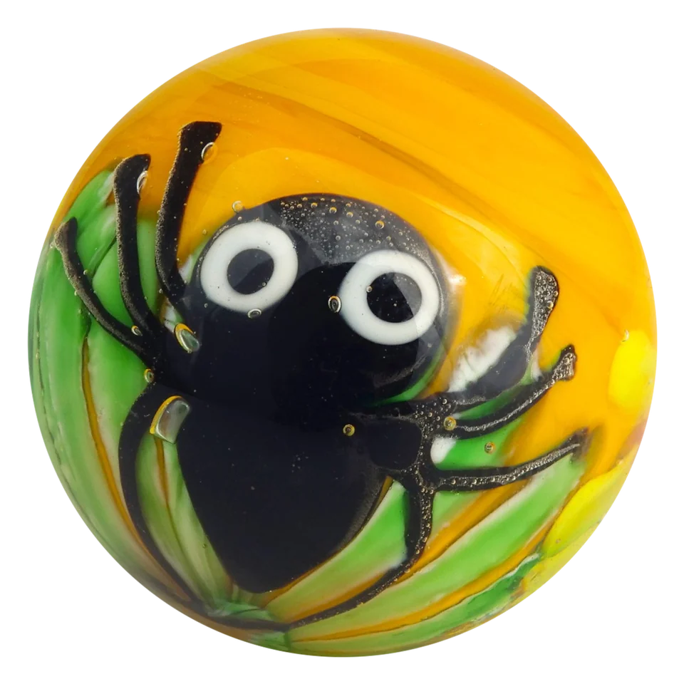 Araignée 22mm : bille faite main avec une araignée noire dans du verre jaune