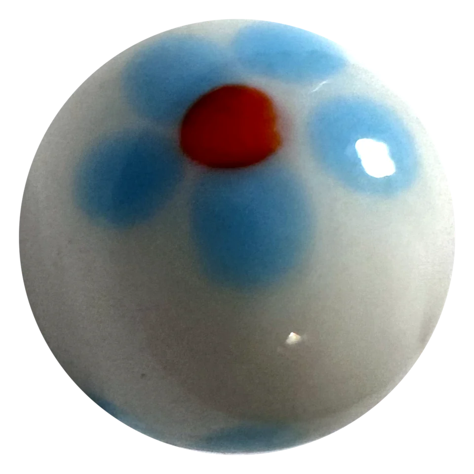 Printemps blanc-bleu clair 16mm : bille faite main en verre blanc à petites fleurs bleu clair